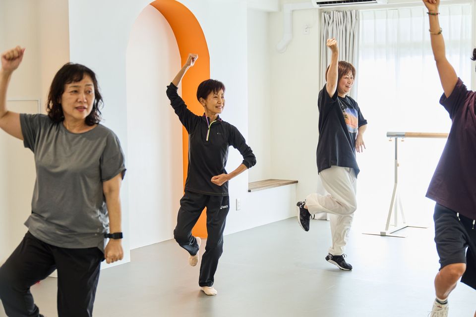 同世代の会員の皆さんが、そろって同じ振り付けを踊っている様子